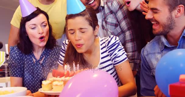 Equipo de negocios celebrando el cumpleaños de sus colegas — Vídeo de stock