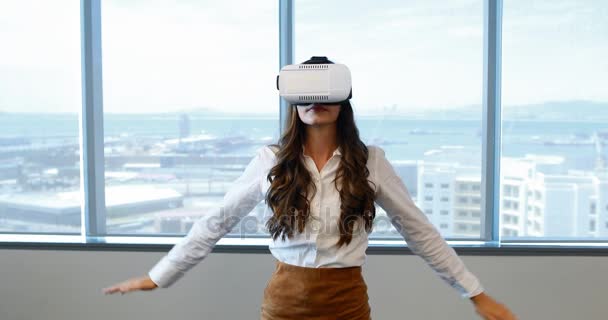 Vrouwelijke Executive met behulp van virtual reality headset — Stockvideo