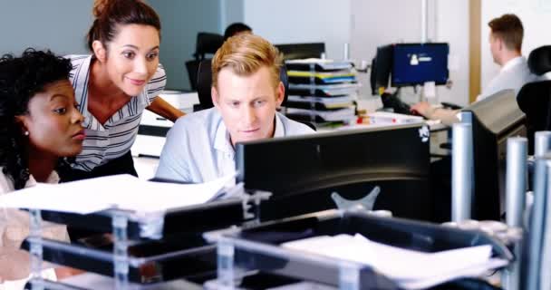 Führungskräfte arbeiten gemeinsam am Schreibtisch — Stockvideo