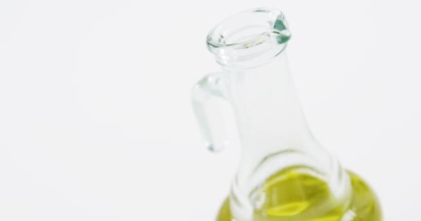 Hierbas, aceitunas verdes y aceite de oliva — Vídeo de stock