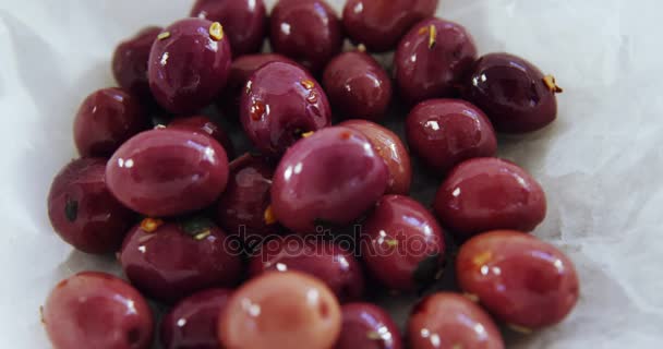Красные оливковые тапас в миске — стоковое видео