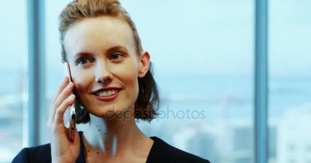 Businesswoman talking on mobile phone — Stock Video