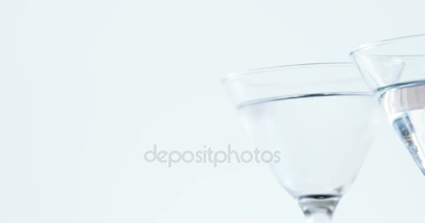橄榄落在两个鸡尾酒杯 — 图库视频影像