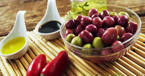 Оливки, масло, соевый соус и красный перец чили — стоковое видео