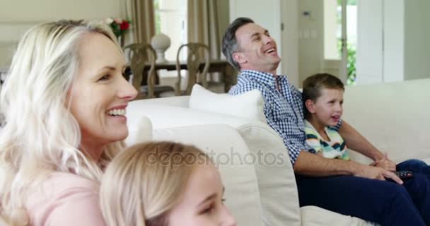 Сім'я дивиться телевізор разом — стокове відео