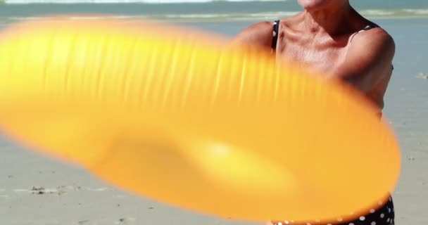 高级女人带游泳圈在海滩 — 图库视频影像