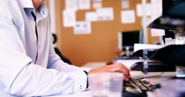 Uitvoerend werkt aan zijn Bureau — Stockvideo