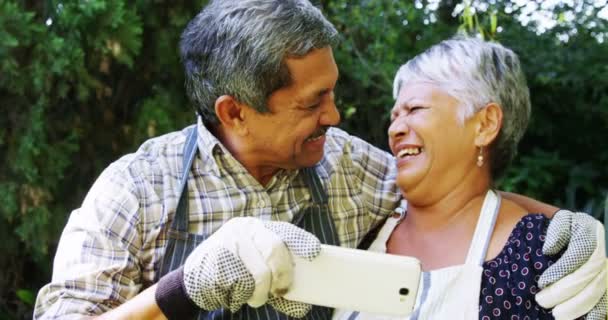 Couple âgé prenant un selfie — Video