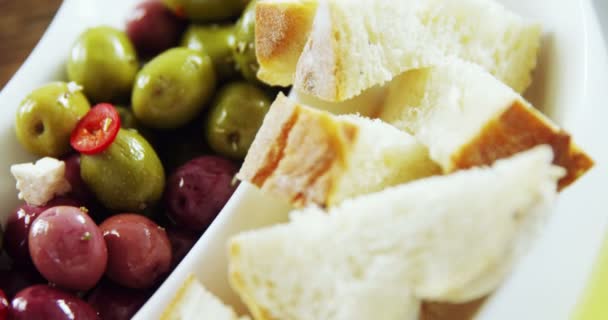 Оливковые тапас и кусочки хлеба — стоковое видео