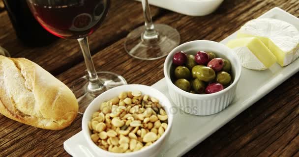 Bowl of peanuts, olives and cheese — Stock Video