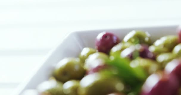 Olive tapas i en skål — Stockvideo