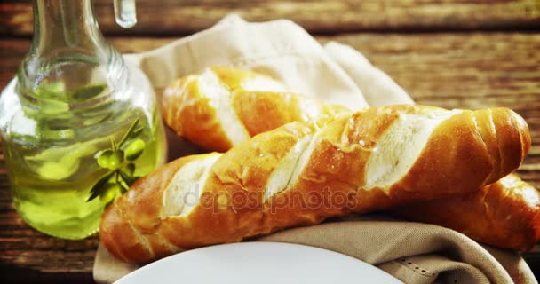 Оливковое масло, хлеб и маринованные оливки — стоковое видео