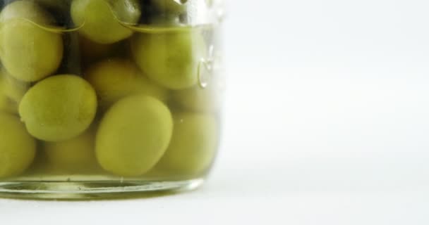 Vaso di olive sottaceto sott'olio — Video Stock