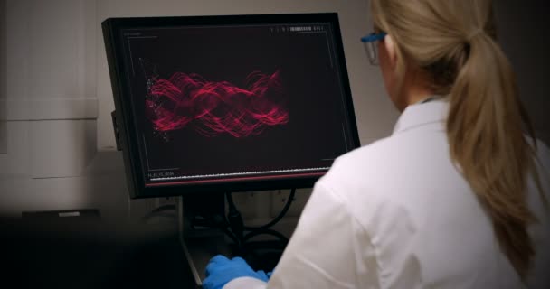 Médecin regardant molécule d'ADN sur ordinateur — Video