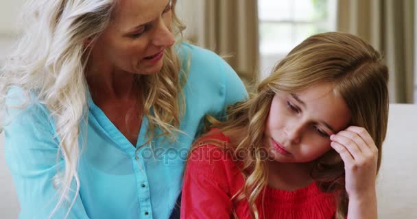 Madre consolando sua figlia — Video Stock