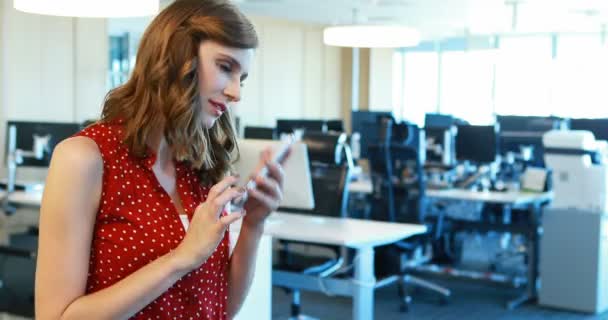 Mujer ejecutiva hablando por teléfono — Vídeos de Stock