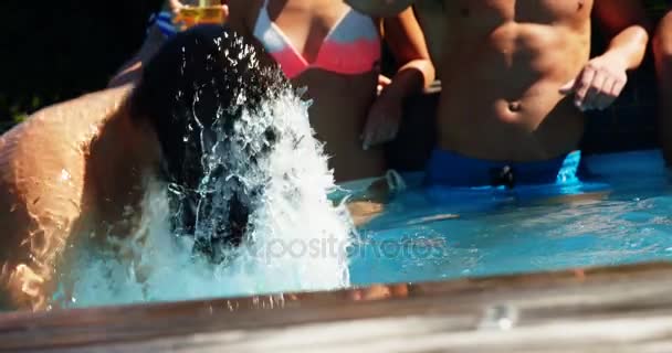 Homem lançando o cabelo na piscina — Vídeo de Stock