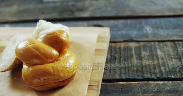 Cuenco de aceitunas y pan — Vídeos de Stock