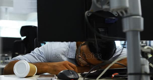 Male executive sleeping at desk — Stock Video