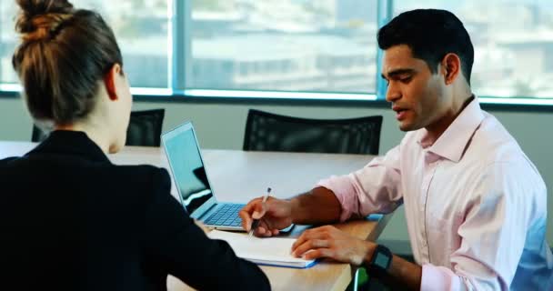 Recrutador levando entrevista do candidato — Vídeo de Stock