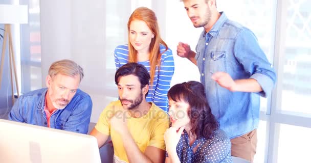 Colleghi di lavoro che discutono su computer — Video Stock