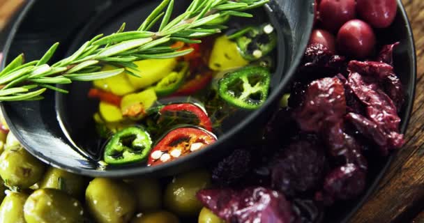 Olives, romarin et poivre haché — Video