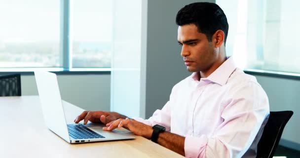 Executivo masculino trabalhando no laptop na mesa — Vídeo de Stock
