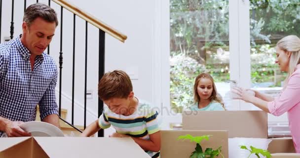 Familia desembalaje cajas casa móvil — Vídeos de Stock