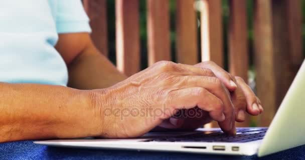 Senior man met laptop — Stockvideo