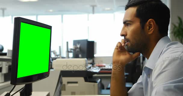 Mužské výkonný mluví o telefonu při práci — Stock video