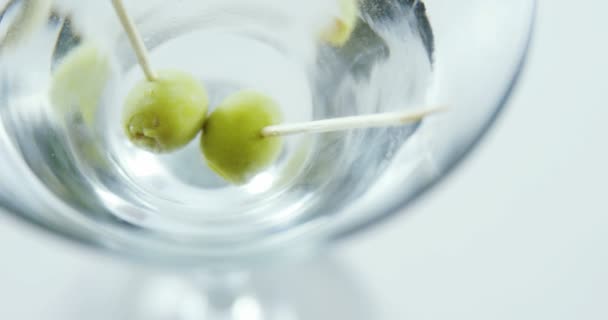 Koktejlové sklenice oliv holí — Stock video