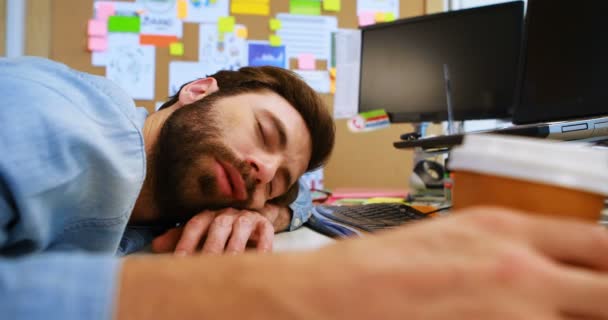 Diseñador gráfico masculino durmiendo en el escritorio — Vídeo de stock