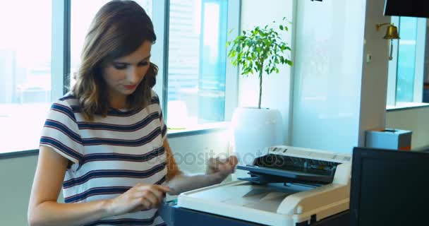 Ejecutiva femenina usando fotocopiadora — Vídeo de stock