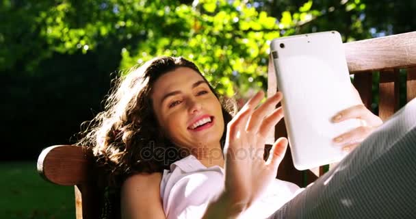 Vrouw met behulp van digitale tablet in tuin — Stockvideo