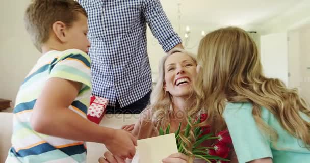 Vader met kinderen verrassing cadeau te geven aan de vrouw — Stockvideo