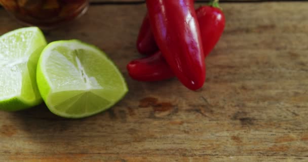 Ingrediënten rode chilipeper, olijven en citroen — Stockvideo
