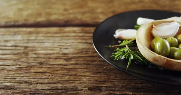 Состав оливки и чеснока хранится на тарелке — стоковое видео