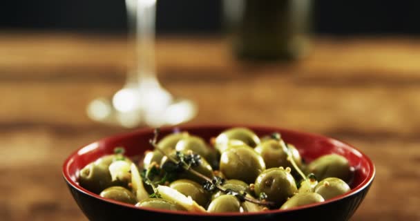 Tazón de tapas de aceitunas verdes y vino — Vídeos de Stock