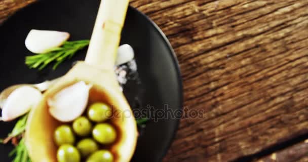 Ingredientes aceituna y ajo guardados en plato — Vídeo de stock