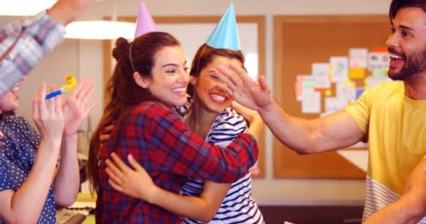 Equipo de negocios celebrando el cumpleaños de sus colegas — Vídeo de stock