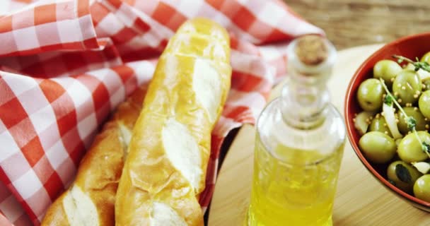 Хлеб, оливковое масло и оливковые тапас на столе — стоковое видео