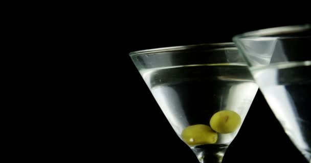 Due bicchieri da cocktail guarniti con olive verdi — Video Stock