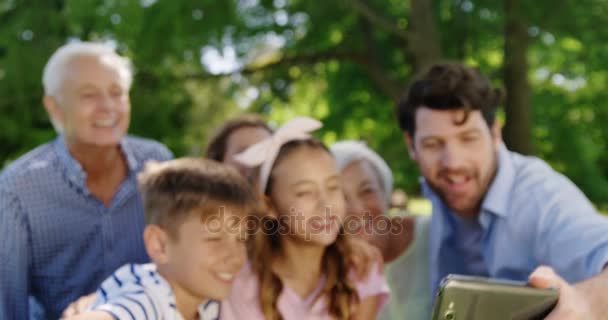 Flergenerations familj tar selfie på mobiltelefon — Stockvideo