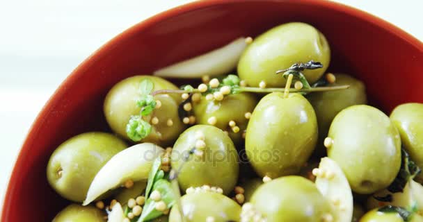 Zelená olivová tapas v misce — Stock video