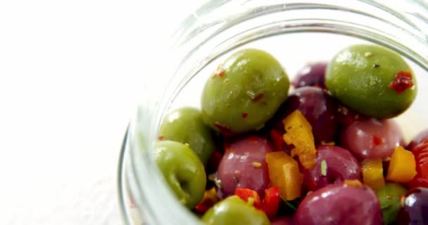 Marinované olivy s bylinkami a kořením — Stock video