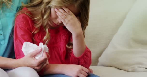 Mãe consolando sua filha — Vídeo de Stock