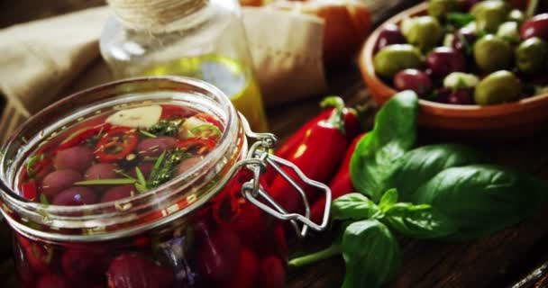 Ingredienti erbe aromatiche e olive in salamoia — Video Stock