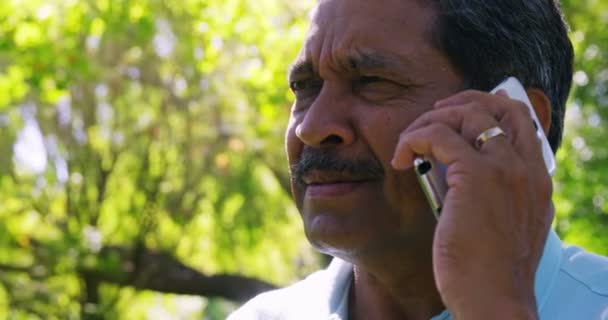 Senior man pratar på mobiltelefon — Stockvideo