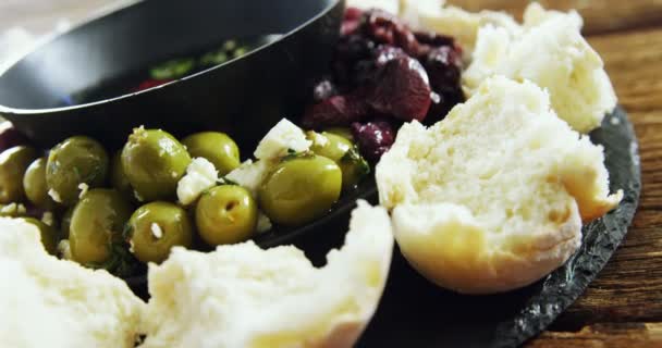 Pan y aceitunas en un plato — Vídeo de stock