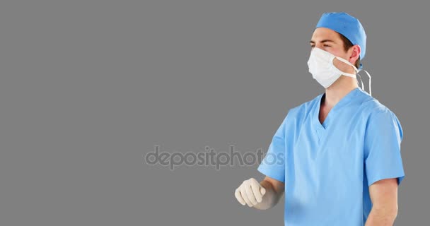 Хирург, притворяющийся, что использует футуристический цифровой экран — стоковое видео